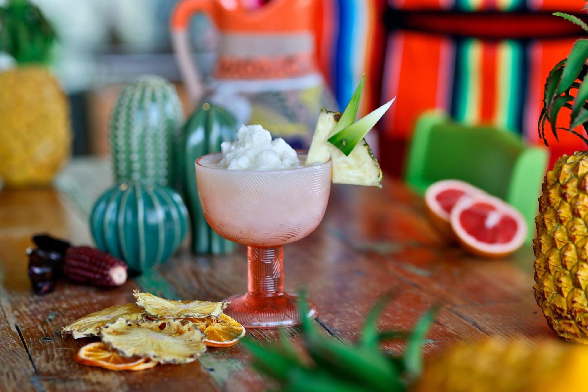 Marriott Resort Palm Jumeirah, 두바이 외부 사진 A frozen margarita garnished with lime and pineapple