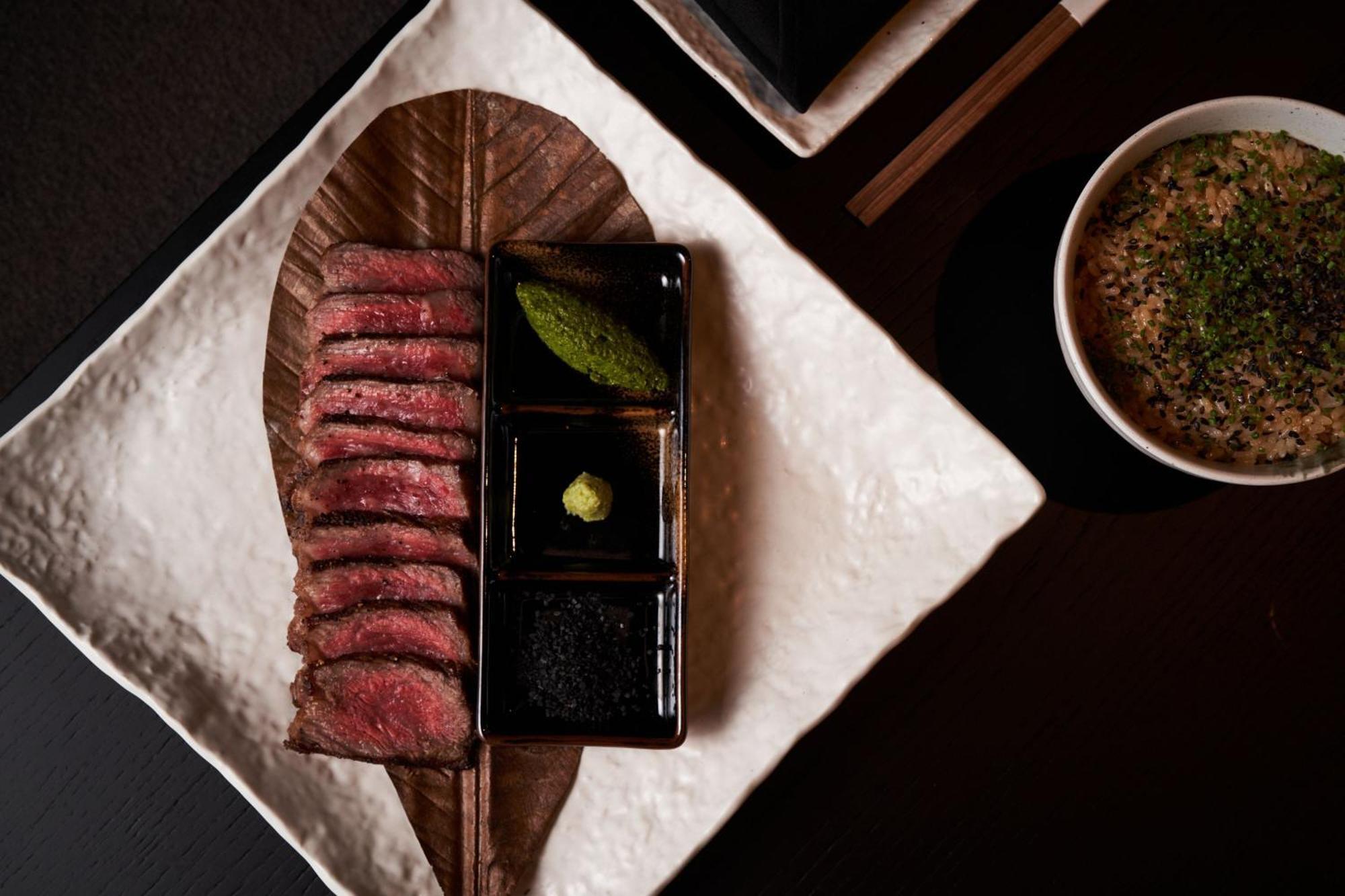 Marriott Resort Palm Jumeirah, 두바이 외부 사진 A plate of steak