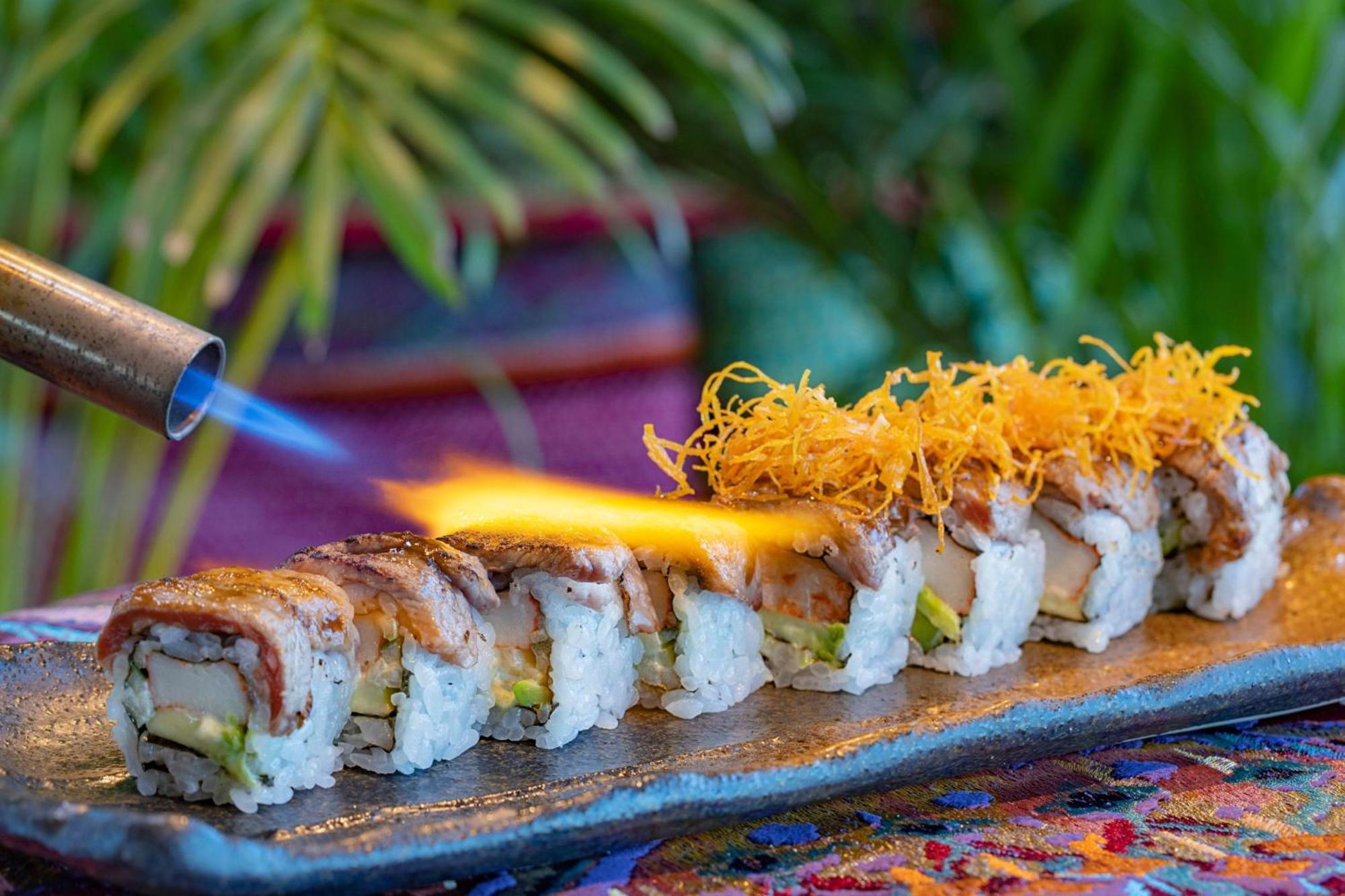 Marriott Resort Palm Jumeirah, 두바이 외부 사진 Sushi being flambéed