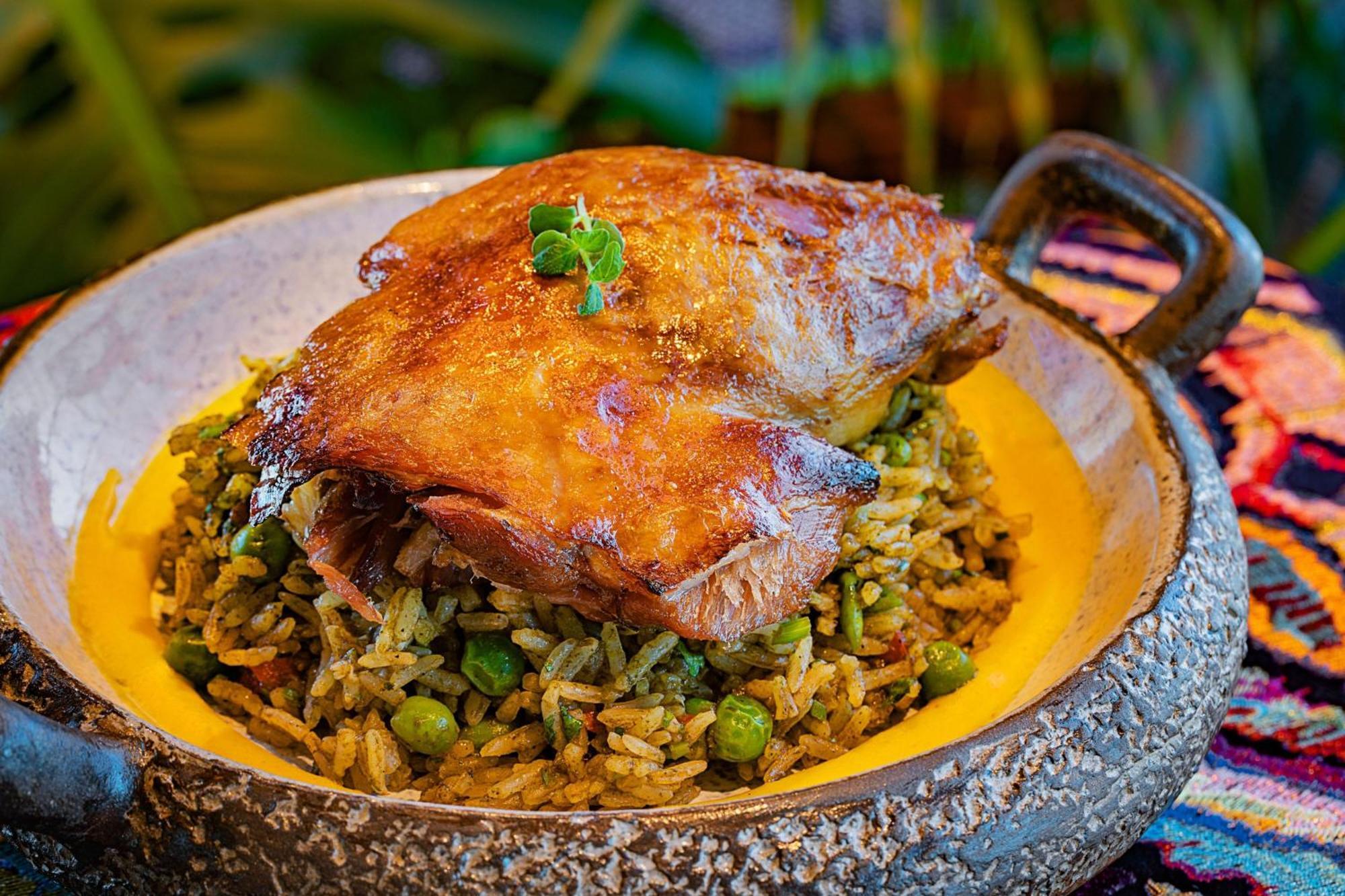 Marriott Resort Palm Jumeirah, 두바이 외부 사진 A dish of chicken and rice