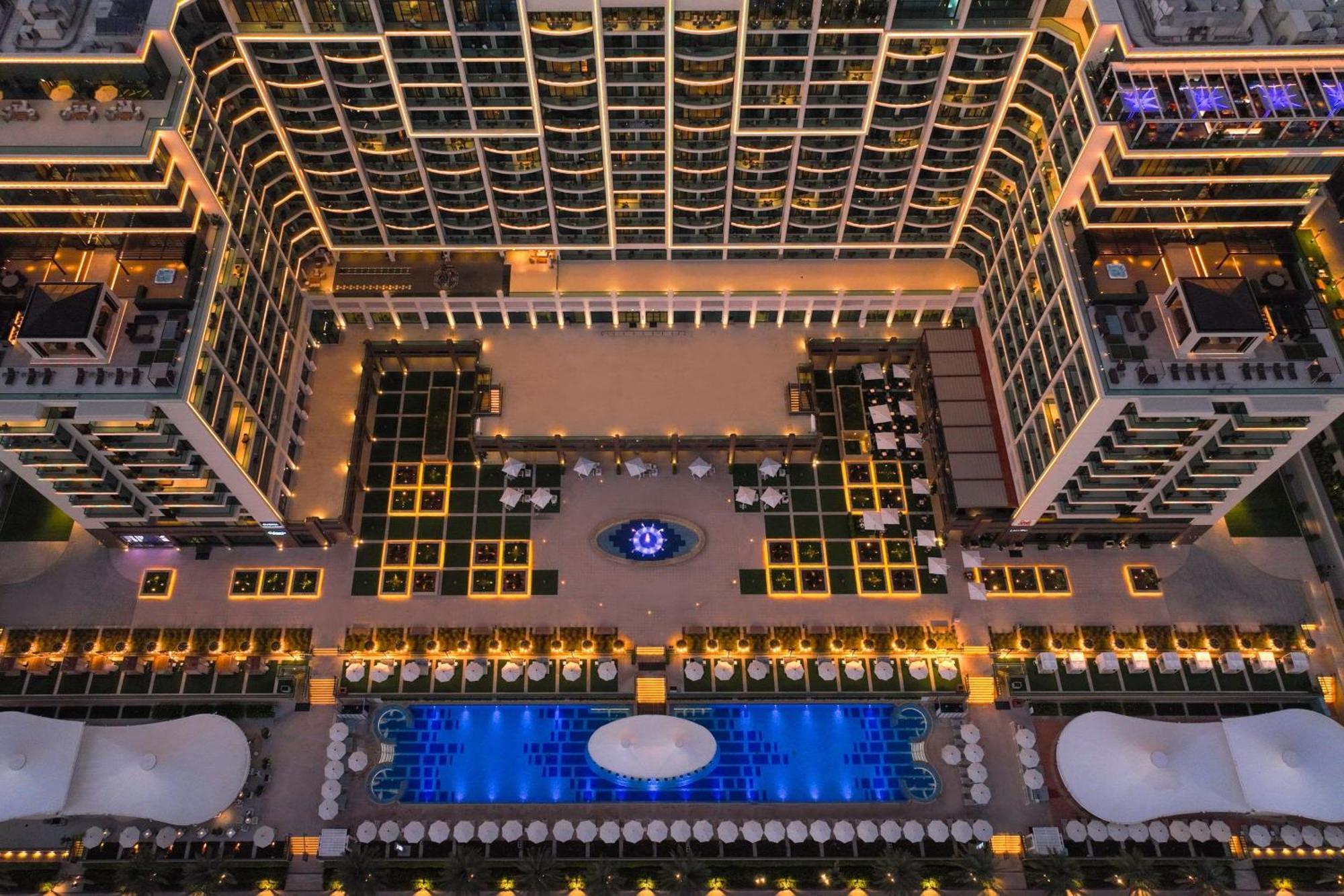 Marriott Resort Palm Jumeirah, 두바이 외부 사진 The hotel's courtyard